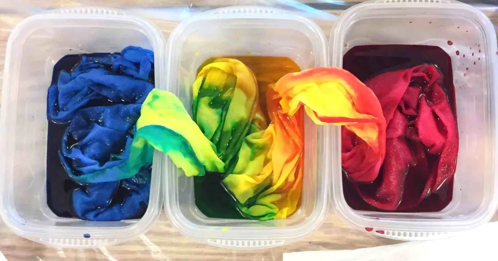 Fabric dyeing with uniform color result