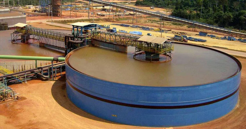 Thickener and tailings pond