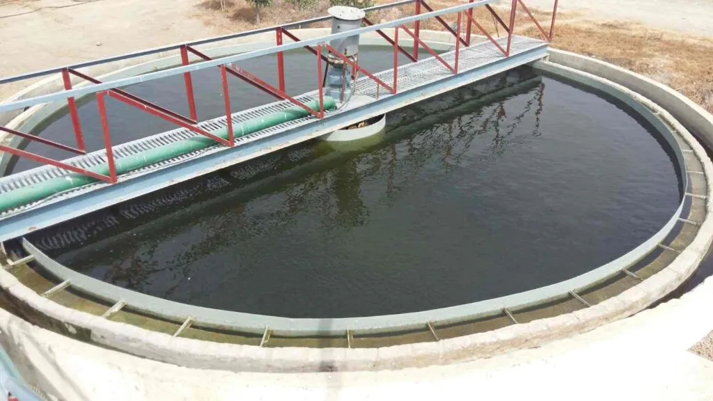 Clarifier tank with floc settling