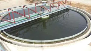 Clarifier tank with floc settling