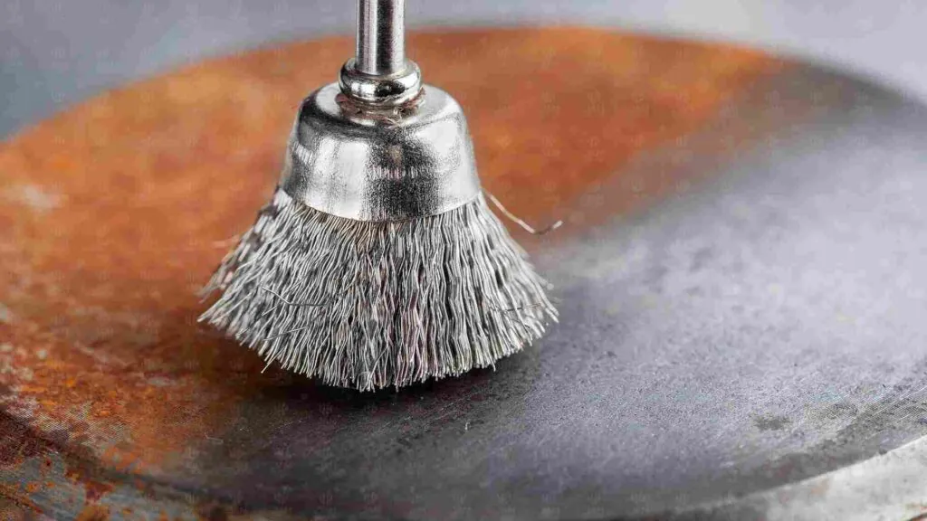 Metal degreasing with caustic soda solution