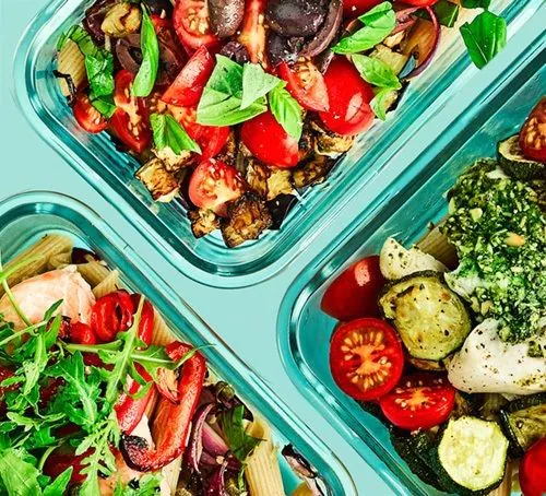 Ready-to-eat meals with vegetables and meat in trays